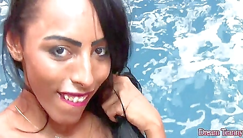 Adrielhy bronze is showing off her body in a solo video