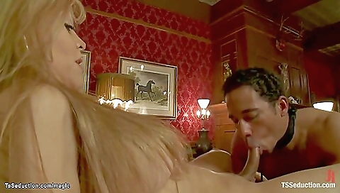 Latina ladies doing a great threesome with a dildo