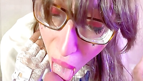 Amateur brunette gets her asshole fucked in her first anal